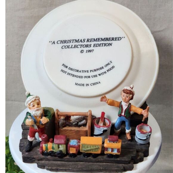 90s Vintage Revival "A Christmas Remembered Vintage" 1997 Santa Elves Figurine - Picture 5 of 8